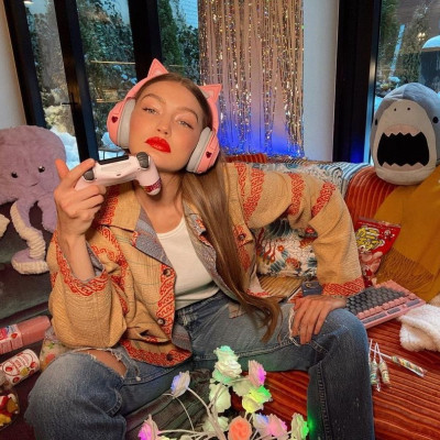 Copy the look: Τα ωραιότερα σκισμένα jeans όπως αυτό που φόρεσε η Gigi Hadid