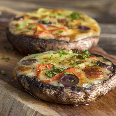 Mανιτάρια πίτσα από τον Άκη Πετρετζίκη