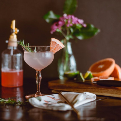 Ραντεβού για cocktails στο σπίτι: Πώς θα οργανώσεις το τέλειο virtual party