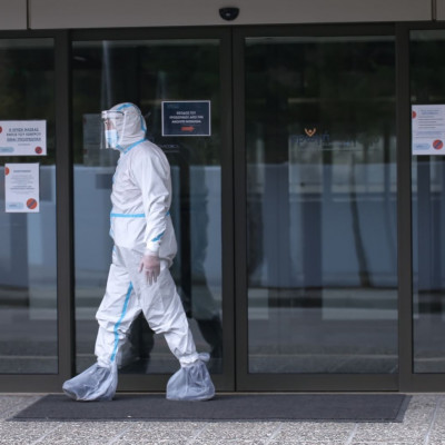 Κρούσματα σήμερα: 884 νέες μολύνσεις - 326 διασωληνωμένοι και 25 νέοι θάνατοι σε 24 ώρες