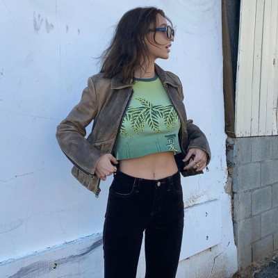 Η Emma Chamberlain κυκλοφόρησε τη δική της σειρά ρούχων