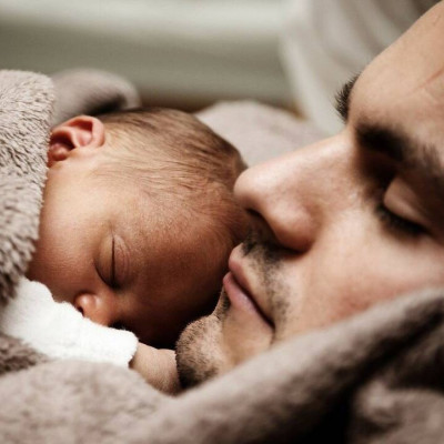 Συνεπιμέλεια τέκνων: Πού και πώς εφαρμόζεται και τι δείχνει η διεθνής εμπειρία