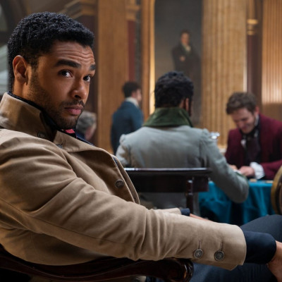 Ο πρωταγωνιστής του Bridgerton φλερτάρει on camera με μέλη του SNL (video)