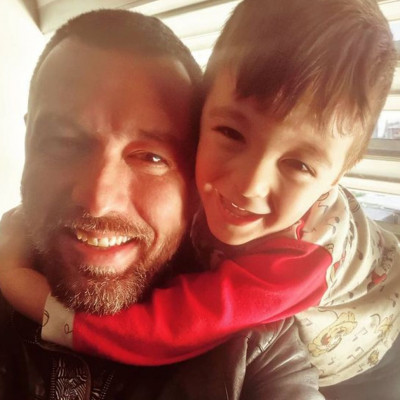 Νικήτας Παπαγιάννης: Φτιάχνει κέικ και το διαδίκτυο λιώνει (vid)