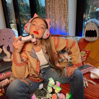 Μόλις είδαμε σπάνιες φωτογραφίες της Gigi Hadid με φουσκωμένη κοιλίτσα