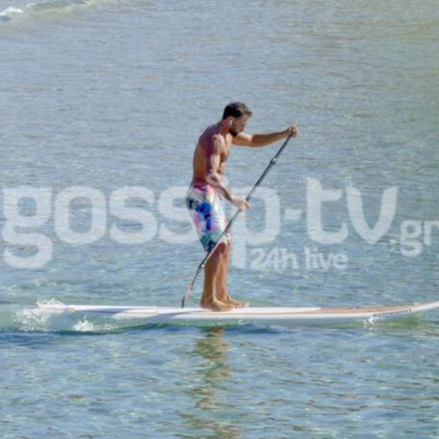 O πιο sexy μπαμπάς στην Βουλιαγμένη - Πάθαμε... πλάκα με το σώμα του!