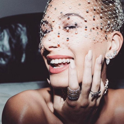 Η νέα τάση στο Instagram και το TikTok θέλει να φοράς… strass στα δόντια σου