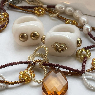 Τα πλαστικά δαχτυλίδια επιστρέφουν δυναμικά φέτος χάρη στο TikTok