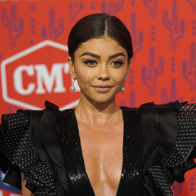 Η Sarah Hyland άλλαξε χρώμα μαλλιών και δύσκολα θα την αναγνωρίσεις