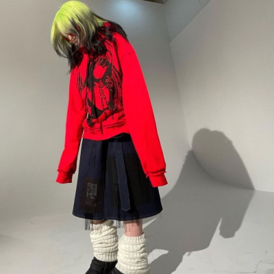 Η Billie Eilish κυκλοφόρησε νέα σειρά ρούχων και, ναι, είναι υπέροχη