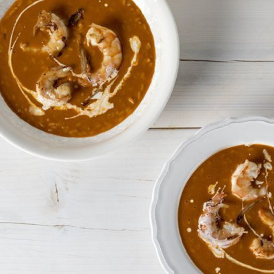 Άκης Πετρετζίκης: Σούπα bisque με γαρίδες και φινόκιο