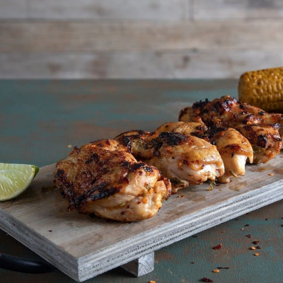 Άκης Πετρετζίκης: Κοτόπουλο φιλέτο ψητό με τσίλι και λάιμ