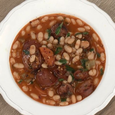 Άκης Πετρετζίκης: Φασολάδα με λουκάνικα