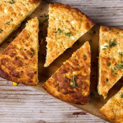 Άκης Πετρετζίκης: Καλαμποκόψωμο με φέτα