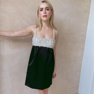 Golden Globes: Η Kiernan Shipka φόρεσε ακριβώς το ίδιο φόρεμα 10 χρόνια μετά