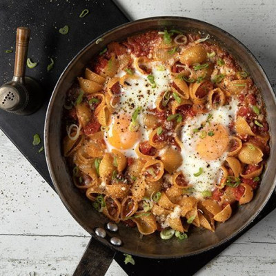 Άκης Πετρετζίκης: Shakshuka με ζυμαρικά