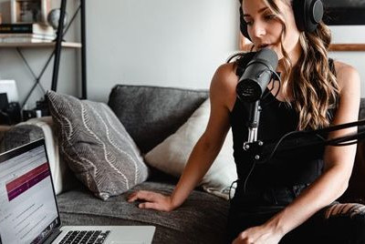 Παγκόσμια Ημέρα Γυναίκας: Αυτά τα girl power podcast δίνουν φωνή στη γυναικεία ενδυνάμωση!