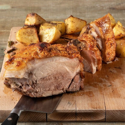 Άκης Πετρετζίκης: Γουρουνοπούλα στον φούρνο