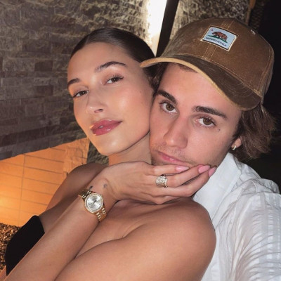 Ο Justin Bieber έχει γενέθλια και η έκπληξη της Hailey ήταν η καλύτερη