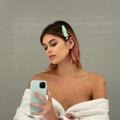 Kaia Gerber: Ποζάρει με μαύρο μπικίνι στο insta και είναι πιο sexy από ποτέ