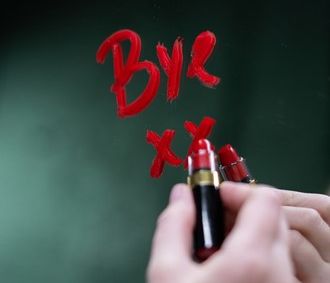 Σε ποιο παράλληλο σύμπαν είναι το μακιγιάζ συνώνυμο με τη συναίνεση;