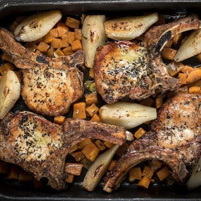 Άκης Πετρετζίκης: Χοιρινές μπριζόλες με γλυκοπατάτες και αχλάδια