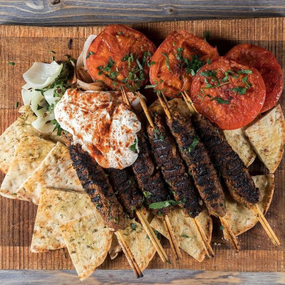 Άκης Πετρετζίκης: Γιαουρτλού κεμπάπ