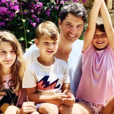 Σάκης Ρουβάς: Τα παιδιά του τραγουδούν μαζί στο σπίτι και γίνονται viral