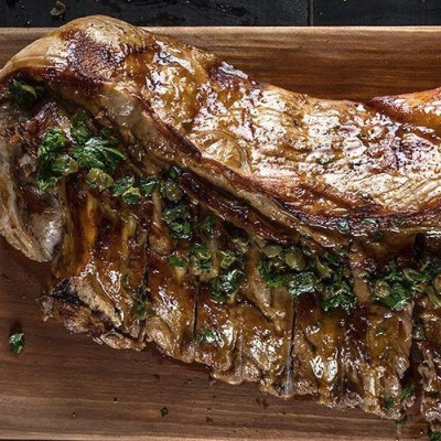 Άκης Πετρετζίκης: Χοιρινά παϊδάκια με σάλτσα verde