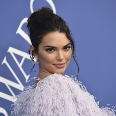 Η Kendall Jenner έβαψε τα νύχια της με το πιο hot χρώμα της φετινής άνοιξης