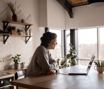 Φέτος τα ραντεβού για την Ήμερα της Γυναίκας είναι online και δίνονται στο σπίτι