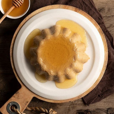 Ο Άκης Πετρετζίκης φτιάχνει χαλβά με ταχίνι