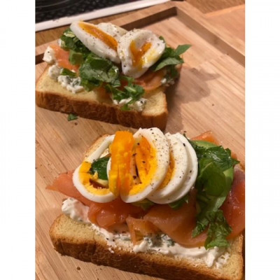 Συνταγή για το ωραιότερο σνακ Brioche με σολομό, αβοκάντο, αυγό και λάδι τρούφας