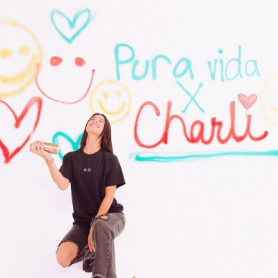 Η Charli D' Amelio λάνσαρε τη δική της συλλογή με βραχιόλια