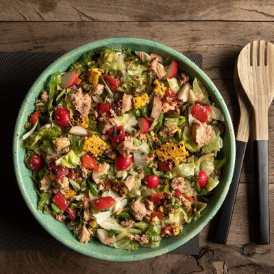 Άκης Πετρετζίκης: Σαλάτα με λαχανικά και καπνιστό τόνο