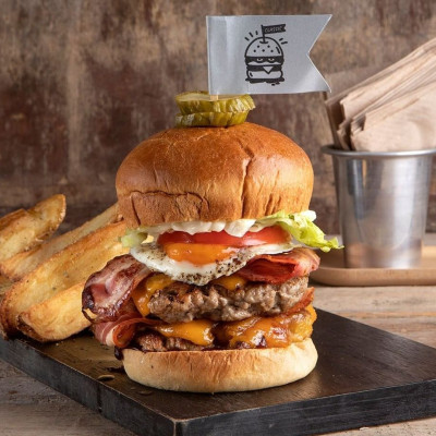 Άκης Πετρετζικης: Hangover burger