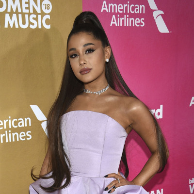 Βρήκαμε πώς θα πετύχεις τη χαρακτηριστική αλογοουρά της Ariana Grande (video)