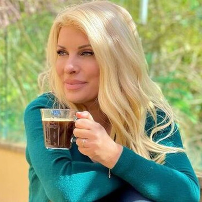 Ελένη Μενεγάκη: Η υπέροχη φωτό στον καναπέ του σπιτιού της και η αλλαγή στα μαλλιά της