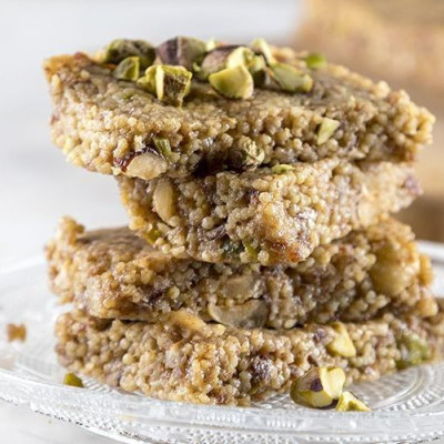 Άκης Πετρετζίκης: Μπάρες με κεχρί και ταχίνι