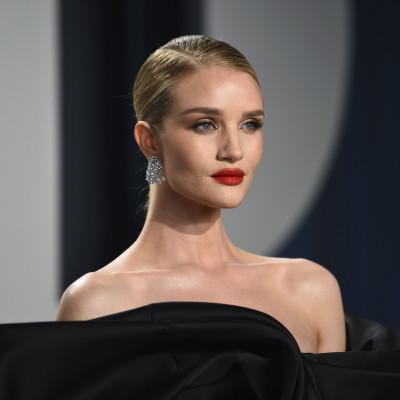 H Rosie Huntington-Whiteley φορά συνέχεια το πιο δημοφιλές αξεσουάρ μαλλιών των 90’s