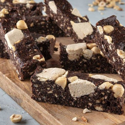 Άκης Πετρετζίκης: Νηστίσιμες μπάρες με σοκολάτα και χαλβά