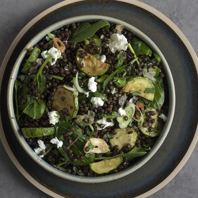 Άκης Πετρετζίκης: Σαλάτα με μαύρες φακές