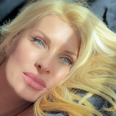 Ελένη Μενεγάκη: Αμακιγιάριστη στα 51 της ποζάρει ξαπλωμένη στο κρεβάτι!