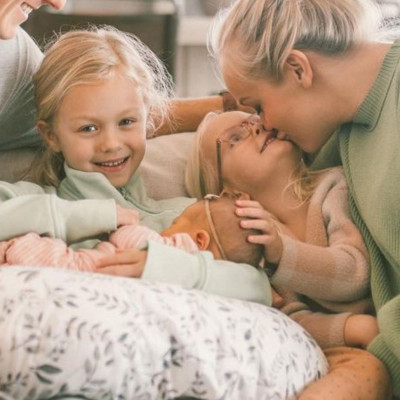 Οι φωτογραφίες μιας μαμάς με τις τρεις κόρες έχουν ενθουσιάσει το διαδίκτυο