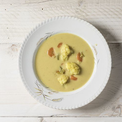 Άκης Πετρετζίκης: Αντιοξειδωτική σούπα με κουνουπίδι και κουρκουμά