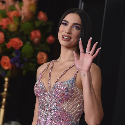 Dua Lipa: Έκοψε αφέλειες τα μαλλιά της;