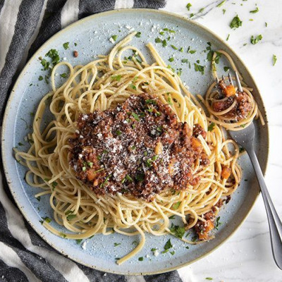 Άκης Πετρετζίκης: Μακαρόνια με κιμά από μαύρα φασόλια