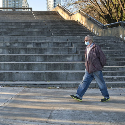 Κορονοϊός: Πώς συνδέεται η ταχύτητα βαδίσματος με τον κίνδυνο θανάτου από Covid