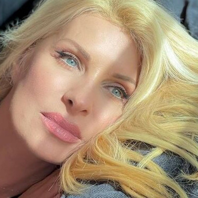 Ελένη Μενεγάκη: Υποκλινόμαστε στη φυσική ομορφιά της - Δείτε την μέσα στο σπίτι της!