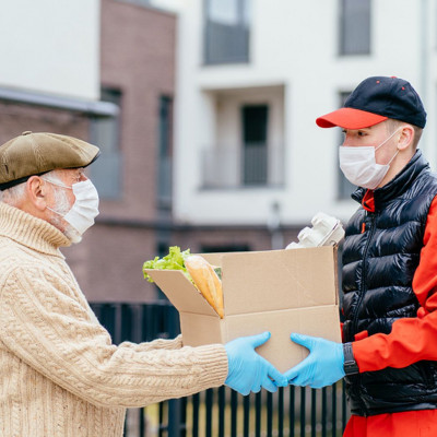 Κορονοϊός: Ποιες είναι οι πιθανότητες επαναμόλυνσης σε νέους και ηλικιωμένους
